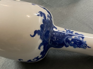 Een Chinese blauw-witte hamervormige 'feniks' vaas, Kangxi merk, 19/20e eeuw